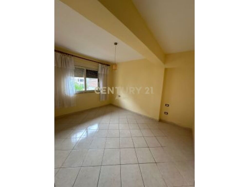 APARTAMENT NE SHITJE PRANE STADIUMIT, DURRES!!