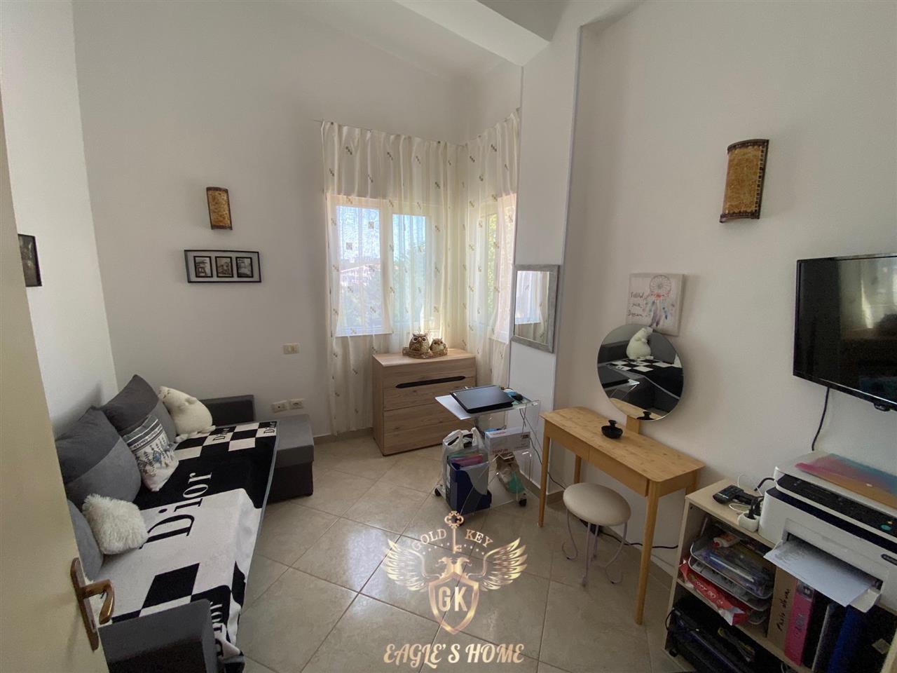 Shitet 2+1 + Ballkon• Total Mobiluar dhe arreduar