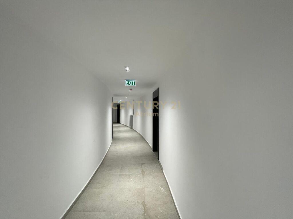 JEPET ME QIRA APARTAMENT 1+1 + POST PARKIMI TEK LAKE VIEW