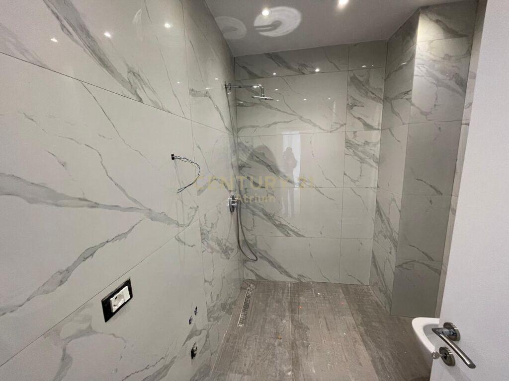 JEPET ME QIRA APARTAMENT 1+1 + POST PARKIMI TEK LAKE VIEW