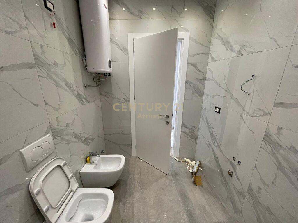 JEPET ME QIRA APARTAMENT 1+1 + POST PARKIMI TEK LAKE VIEW