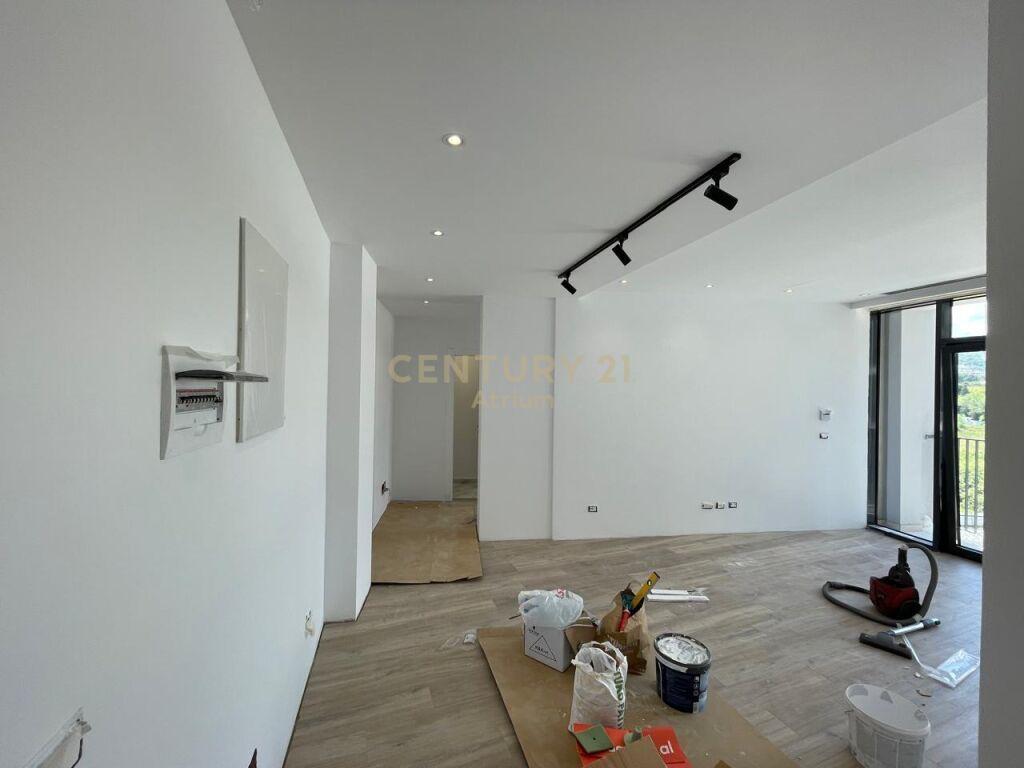 JEPET ME QIRA APARTAMENT 1+1 + POST PARKIMI TEK LAKE VIEW