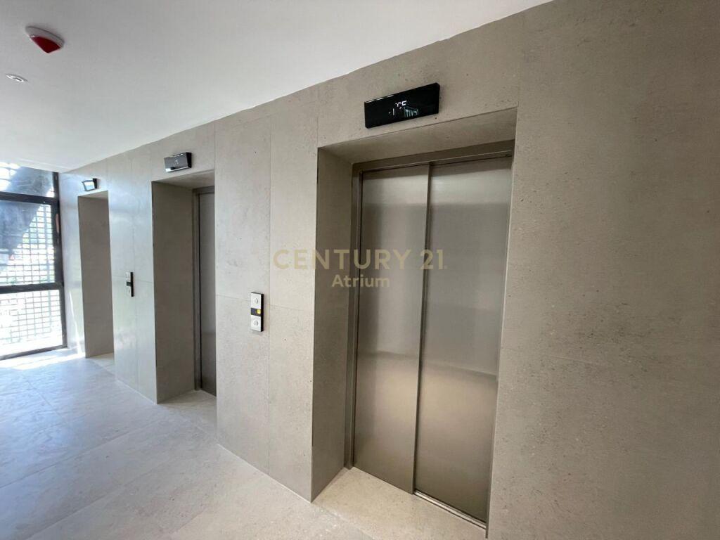 JEPET ME QIRA APARTAMENT 1+1 + POST PARKIMI TEK LAKE VIEW