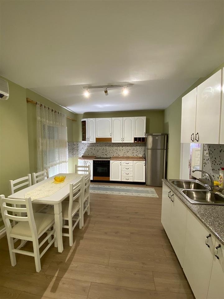Jepet Apartament 3+1 me Qira ne Xhamllik