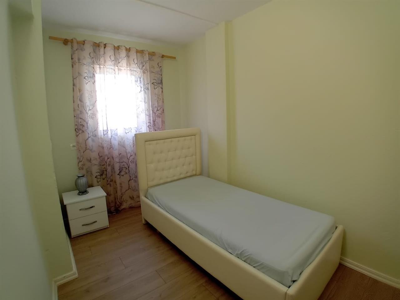 Jepet Apartament 3+1 me Qira ne Xhamllik