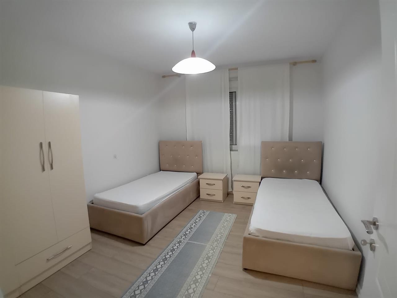 Jepet Apartament 3+1 me Qira ne Xhamllik