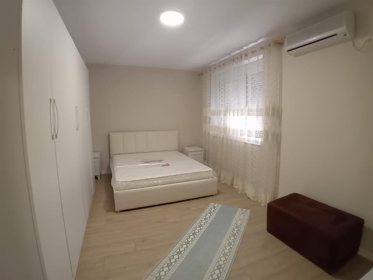 Jepet Apartament 3+1 me Qira ne Xhamllik