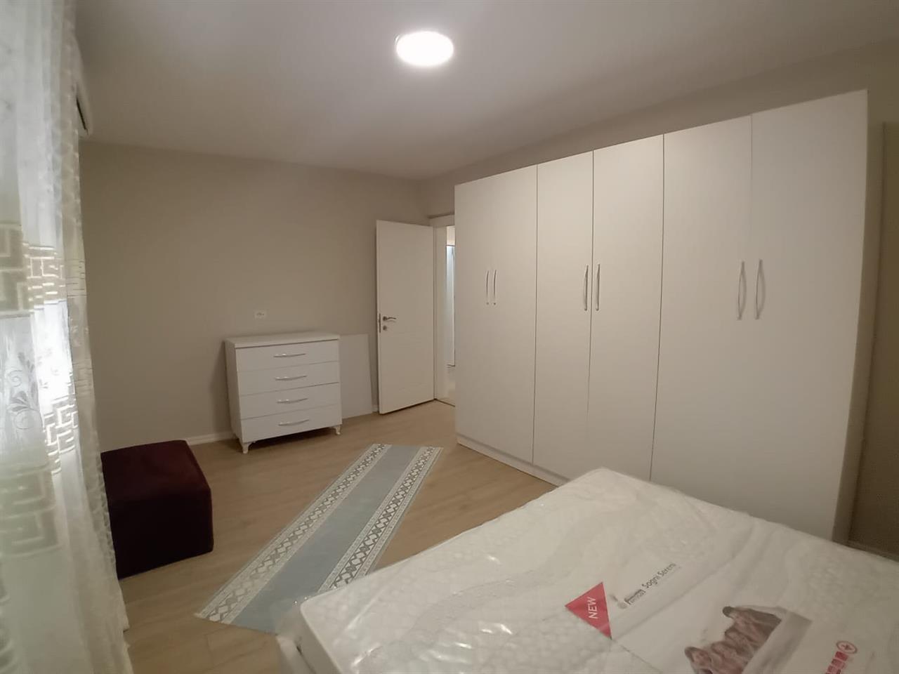 Jepet Apartament 3+1 me Qira ne Xhamllik
