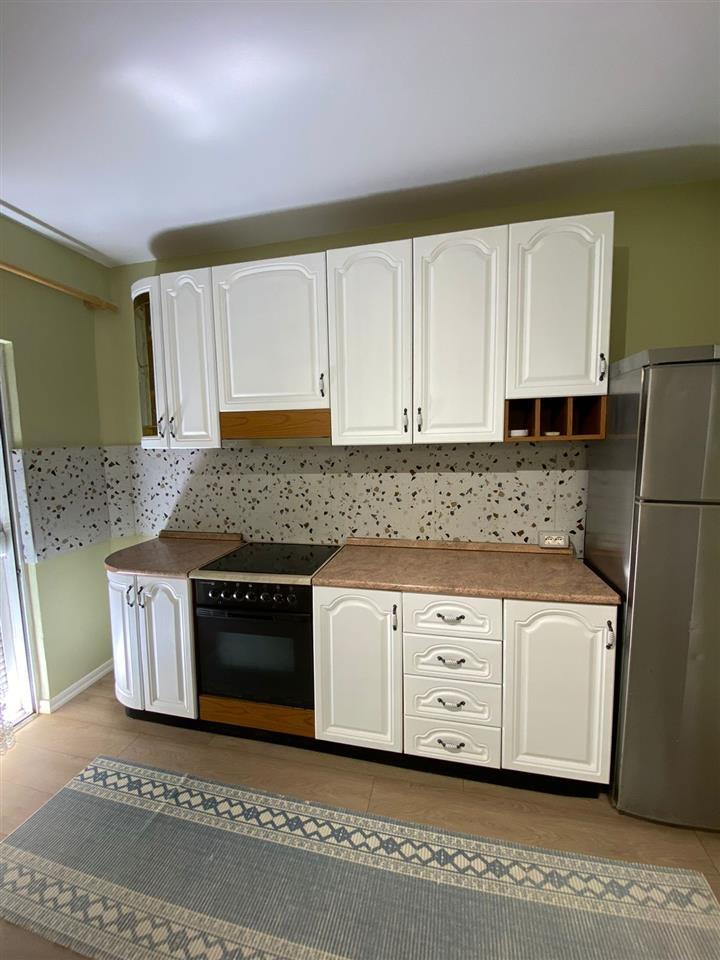 Jepet Apartament 3+1 me Qira ne Xhamllik