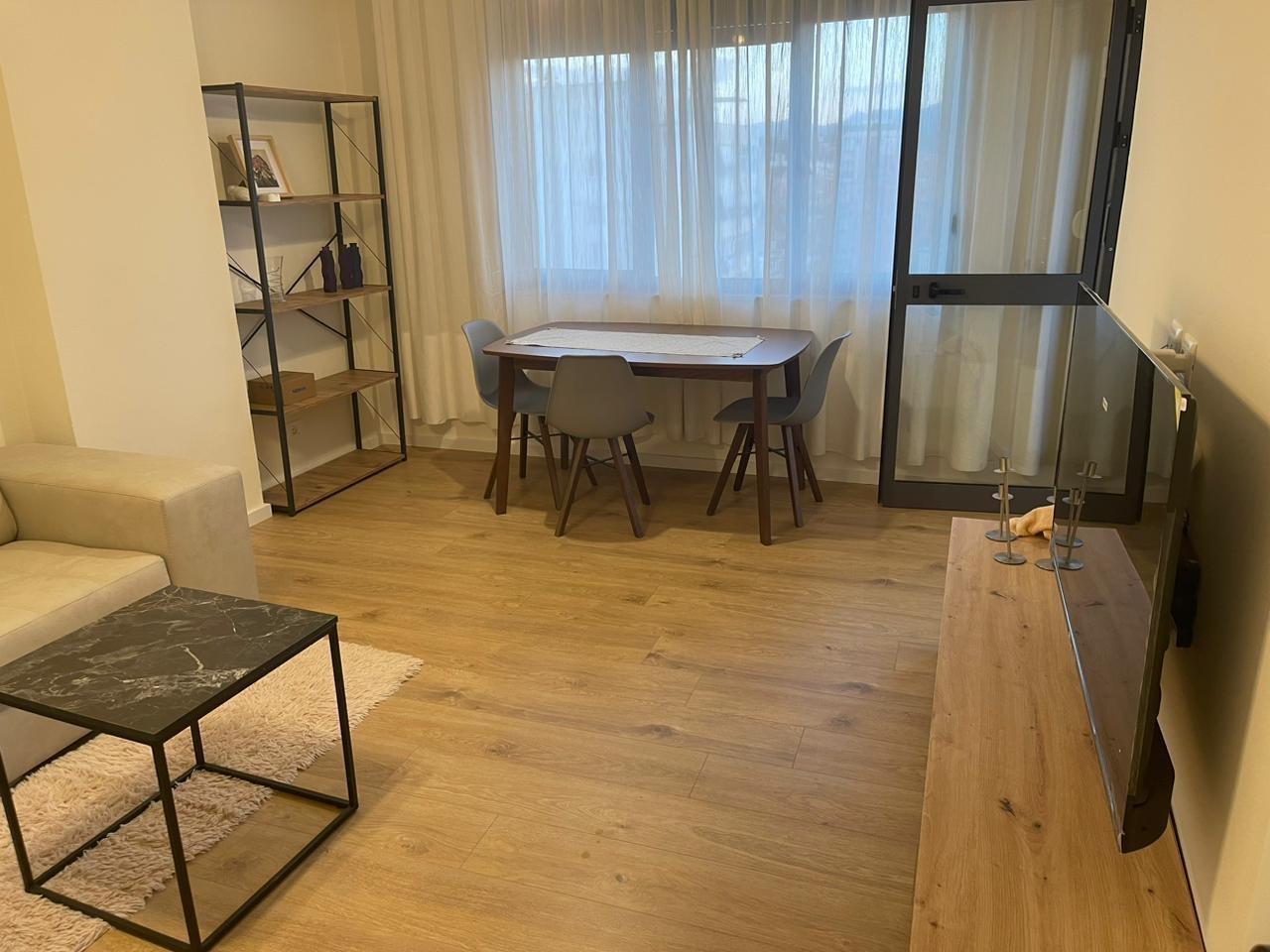 Apartamente me qera ditore, mujore dhe javore.