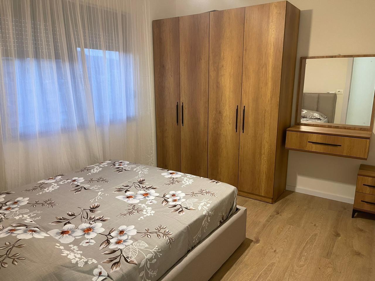 Apartamente me qera ditore, mujore dhe javore.