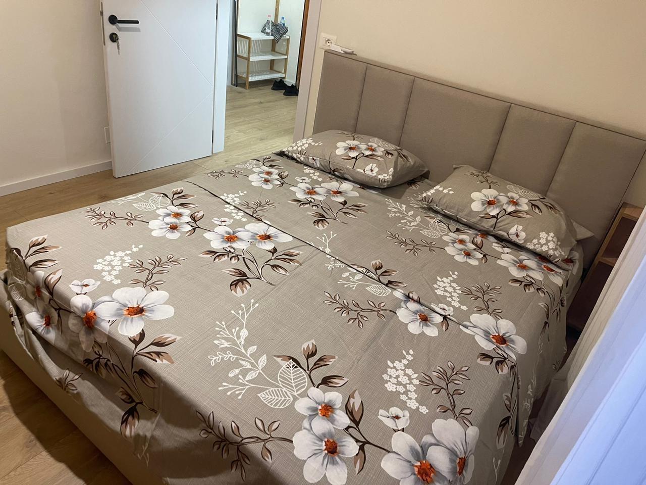 Apartamente me qera ditore, mujore dhe javore.