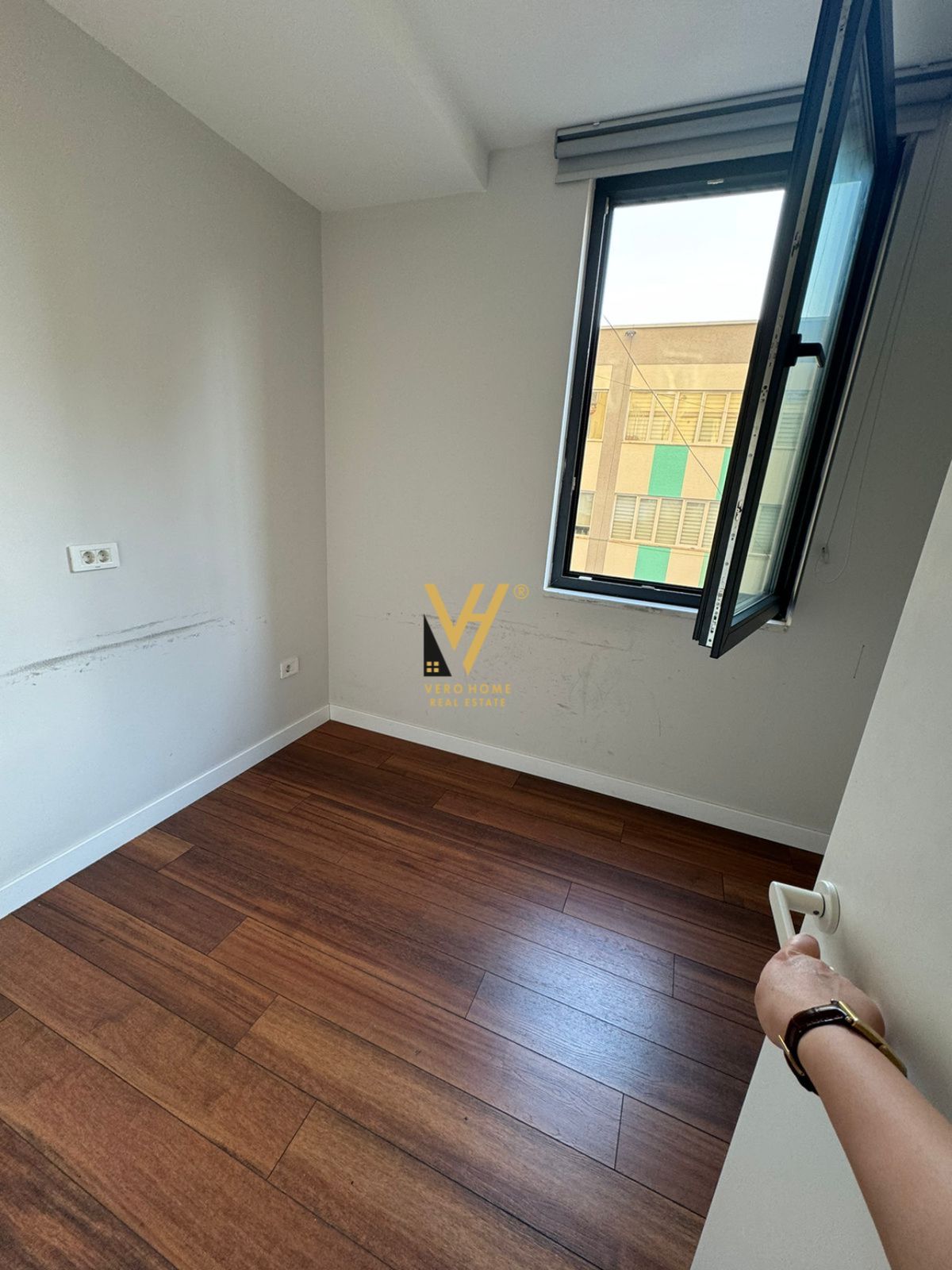 JEPET ZYRE 150 M2 ME QERA TEK SHALLVARET 1.500 EUR