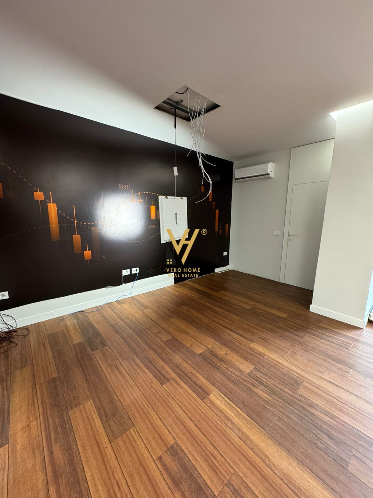 JEPET ZYRE 150 M2 ME QERA TEK SHALLVARET 1.500 EUR