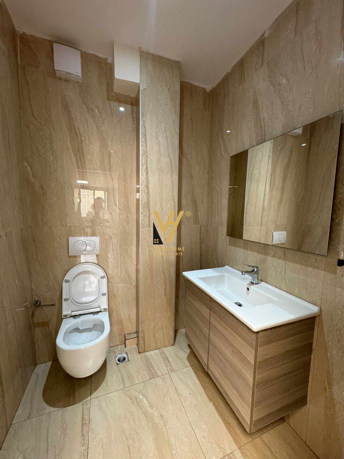 JEPET ZYRE 150 M2 ME QERA TEK SHALLVARET 1.500 EUR