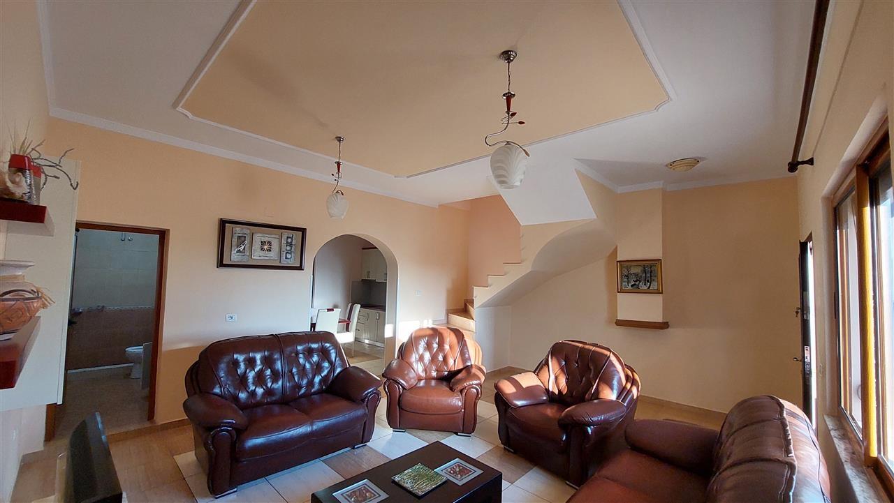 Shtëpi(vilë) tre katëshe me qera