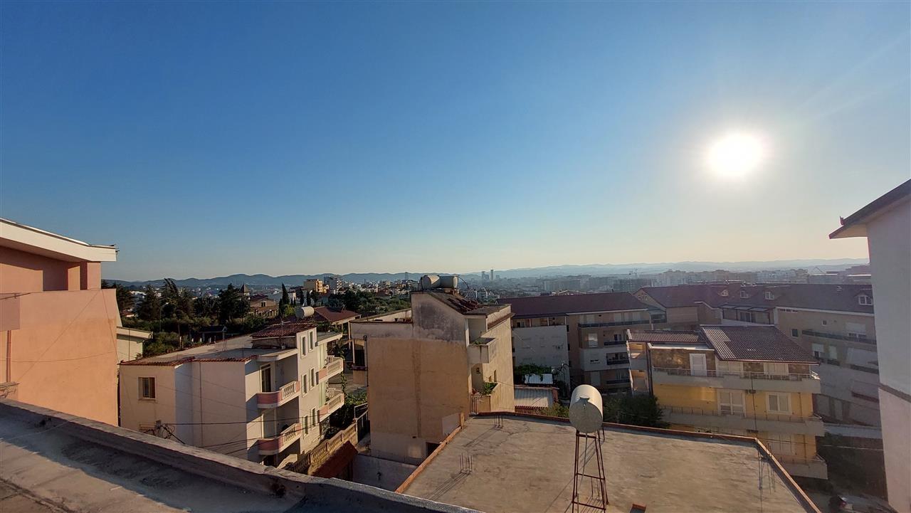 Shtëpi(vilë) tre katëshe me qera