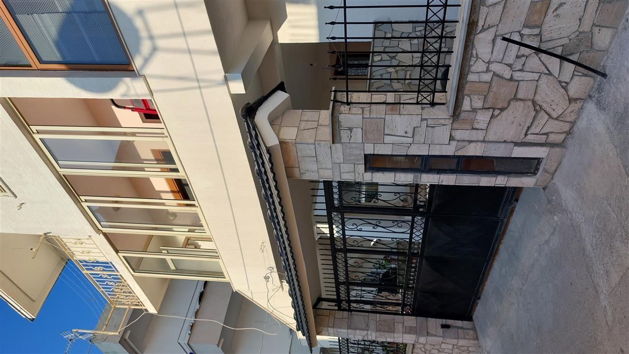 Shtëpi(vilë) tre katëshe me qera