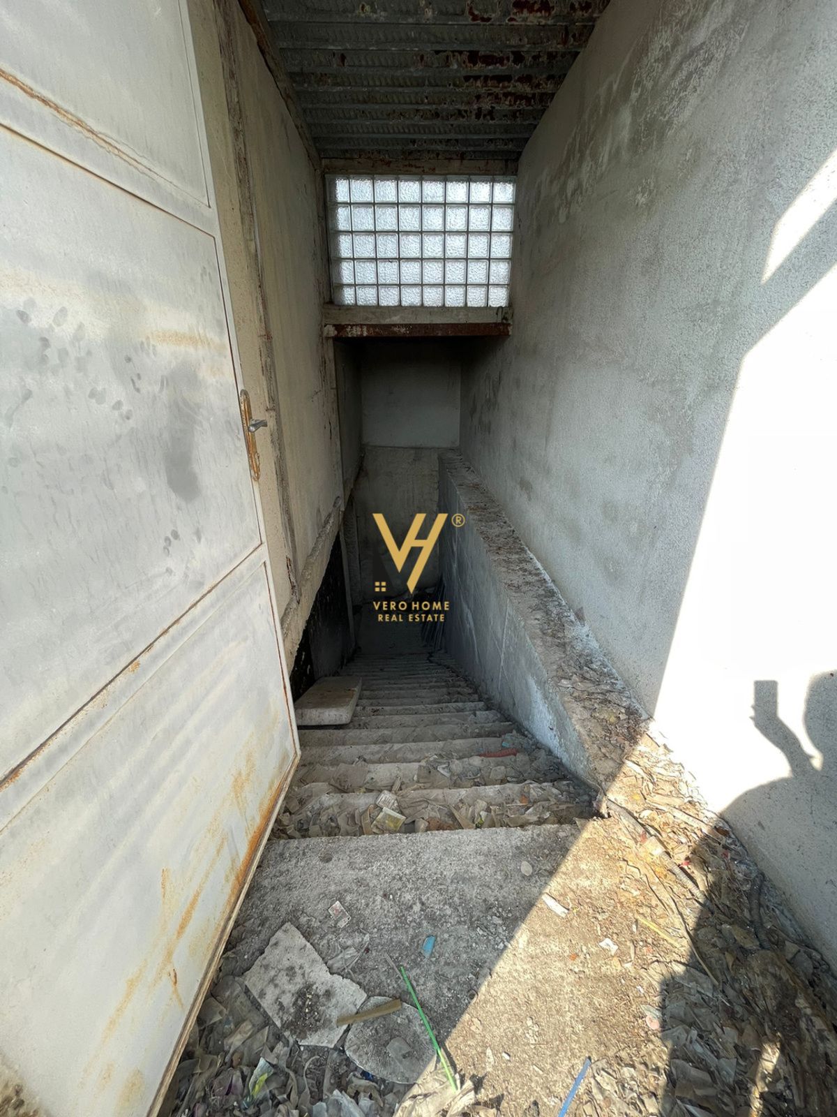 JEPET AMBIENT 420 M2 ME QERA NE XHAMLLIK 3.000EURO