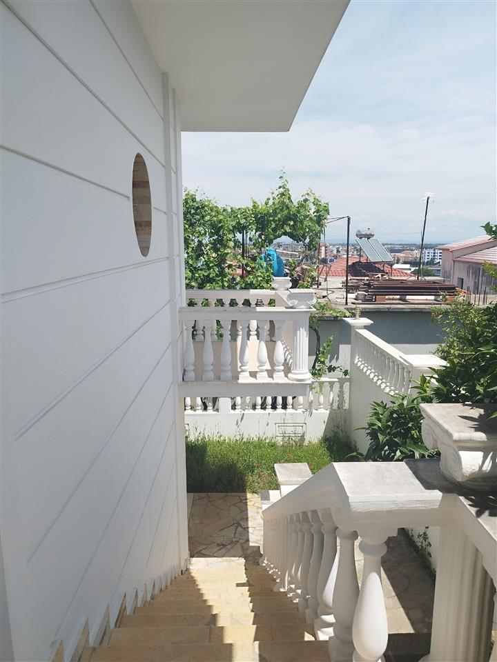 Shitet vila 2 kateshe ne lagjen 1 Maj koder Fier
