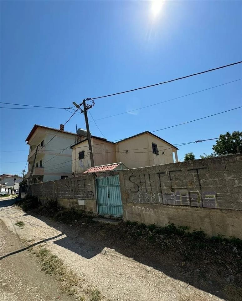 Kavaje,truall +plus shtepi te vjeter afer shkolles “Rilindja