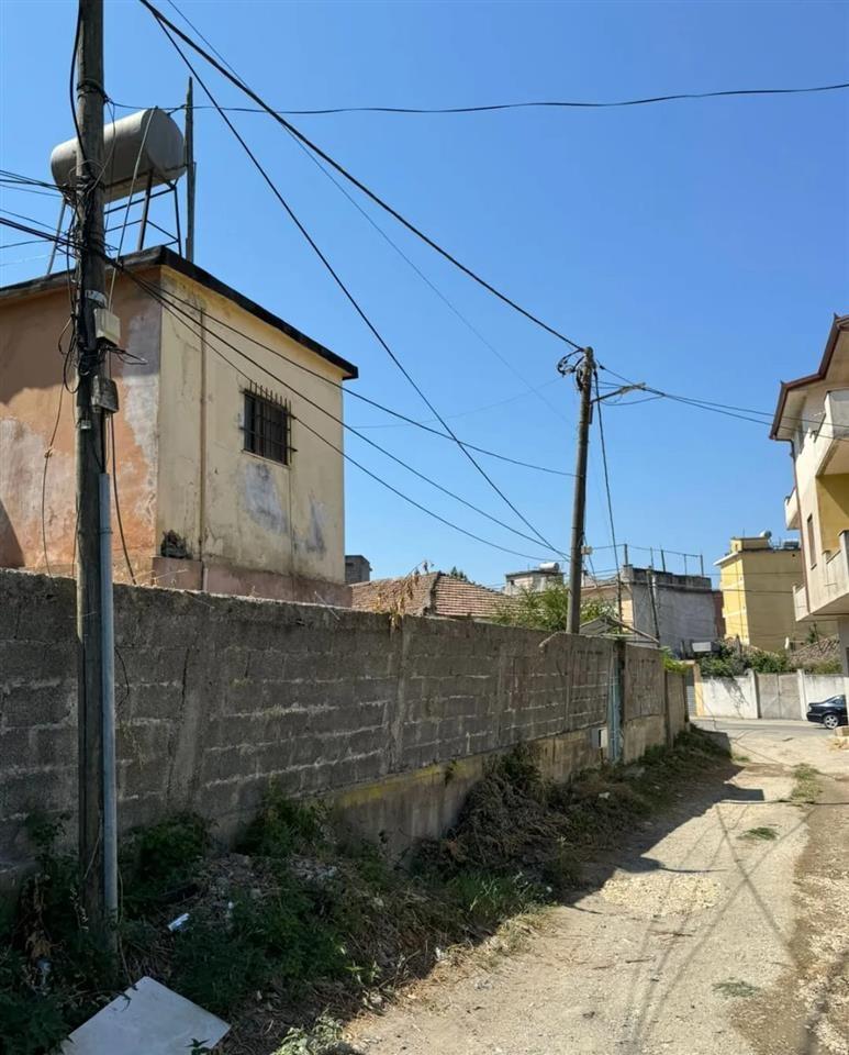 Kavaje,truall +plus shtepi te vjeter afer shkolles “Rilindja