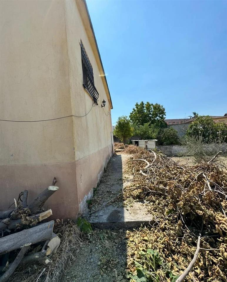 Kavaje,truall +plus shtepi te vjeter afer shkolles “Rilindja