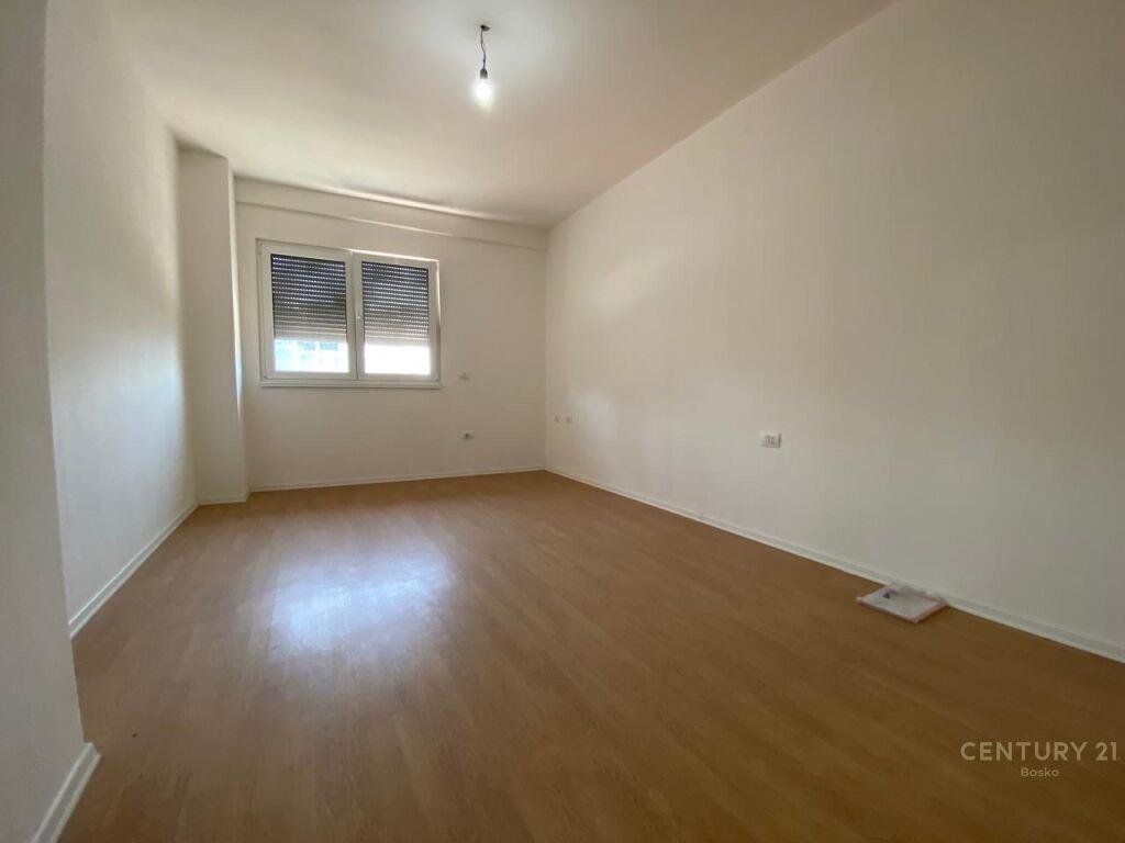 ME QIRA APARTAMENT 2+1 ME POST PARKIMI PER ZYRA PRANE RRUGES