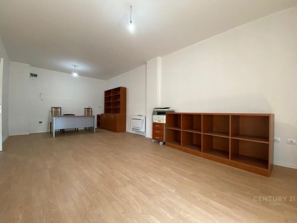 ME QIRA APARTAMENT 2+1 ME POST PARKIMI PER ZYRA PRANE RRUGES