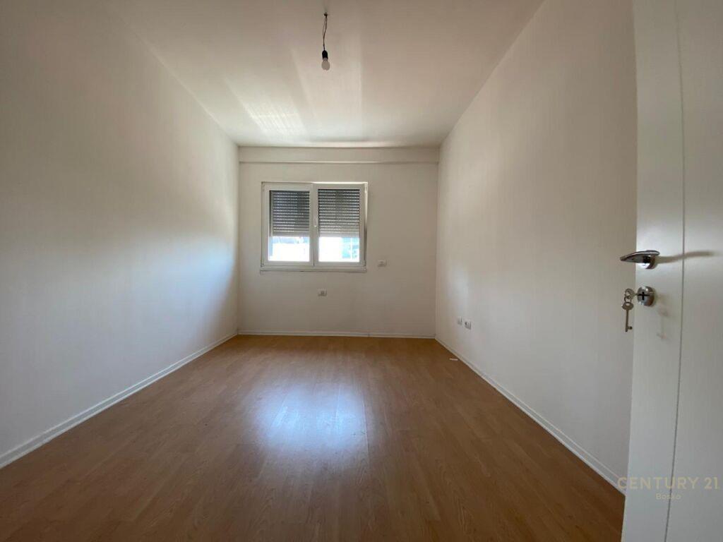 ME QIRA APARTAMENT 2+1 ME POST PARKIMI PER ZYRA PRANE RRUGES