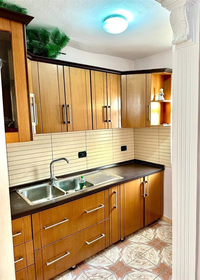 Jepet me qera apartament 1+1 tek ish-restorant Durresi