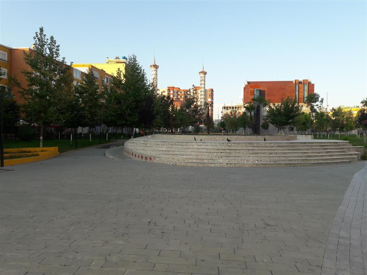 Në qendër të Fierit – shitet për biznes