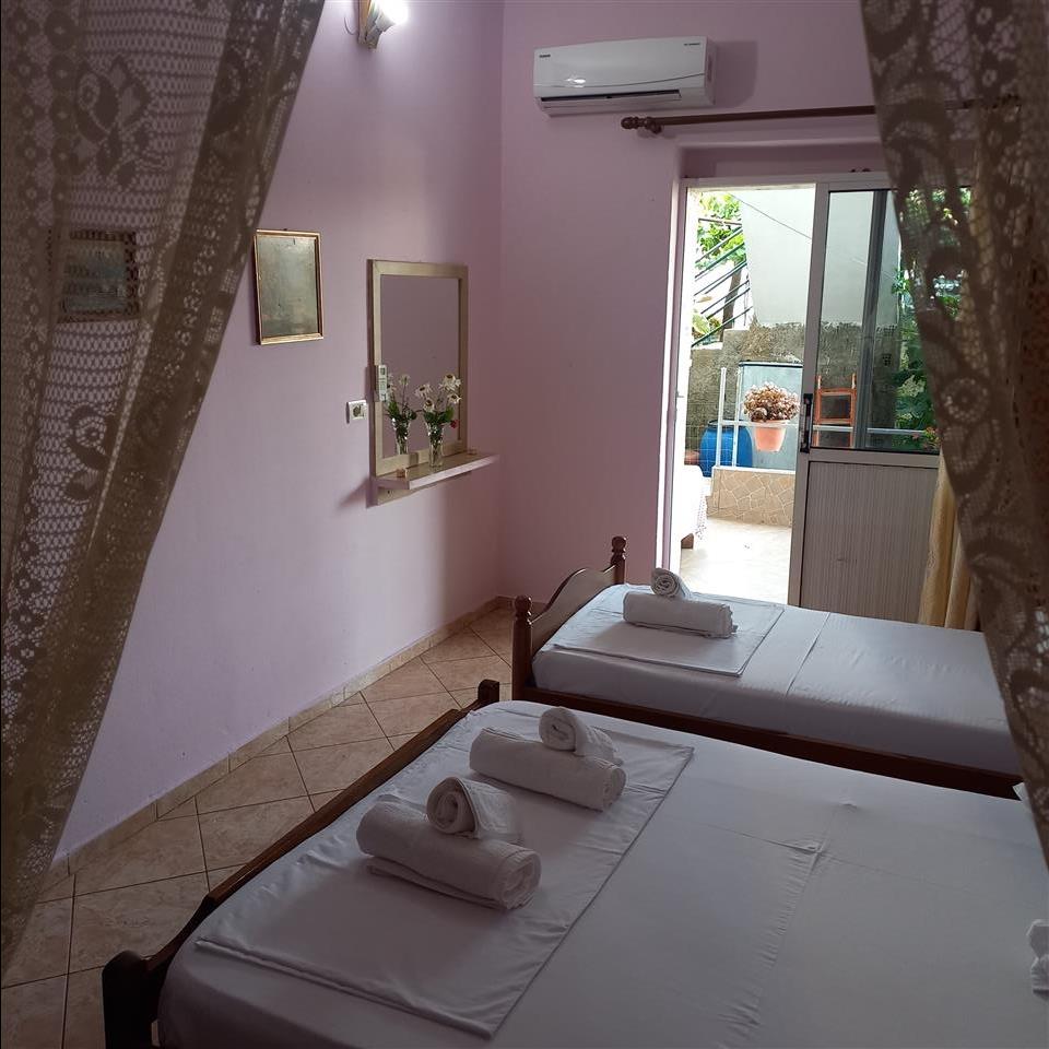 Dhoma plazhi Himare tel 0682282799