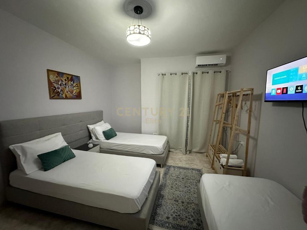 Qira Apartament 2+1+2 Blloku 1000 € 109 m²