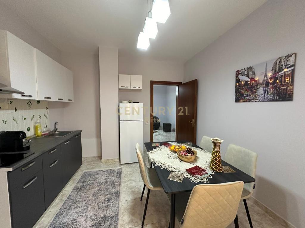 Qira Apartament 2+1+2 Blloku 1000 € 109 m²
