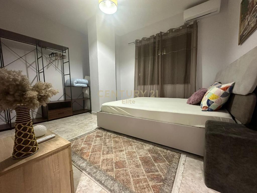 Qira Apartament 2+1+2 Blloku 1000 € 109 m²