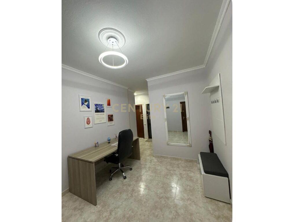 Qira Apartament 2+1+2 Blloku 1000 € 109 m²