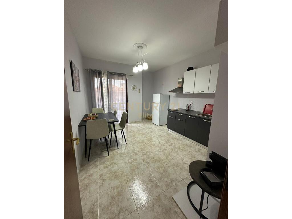 Qira Apartament 2+1+2 Blloku 1000 € 109 m²