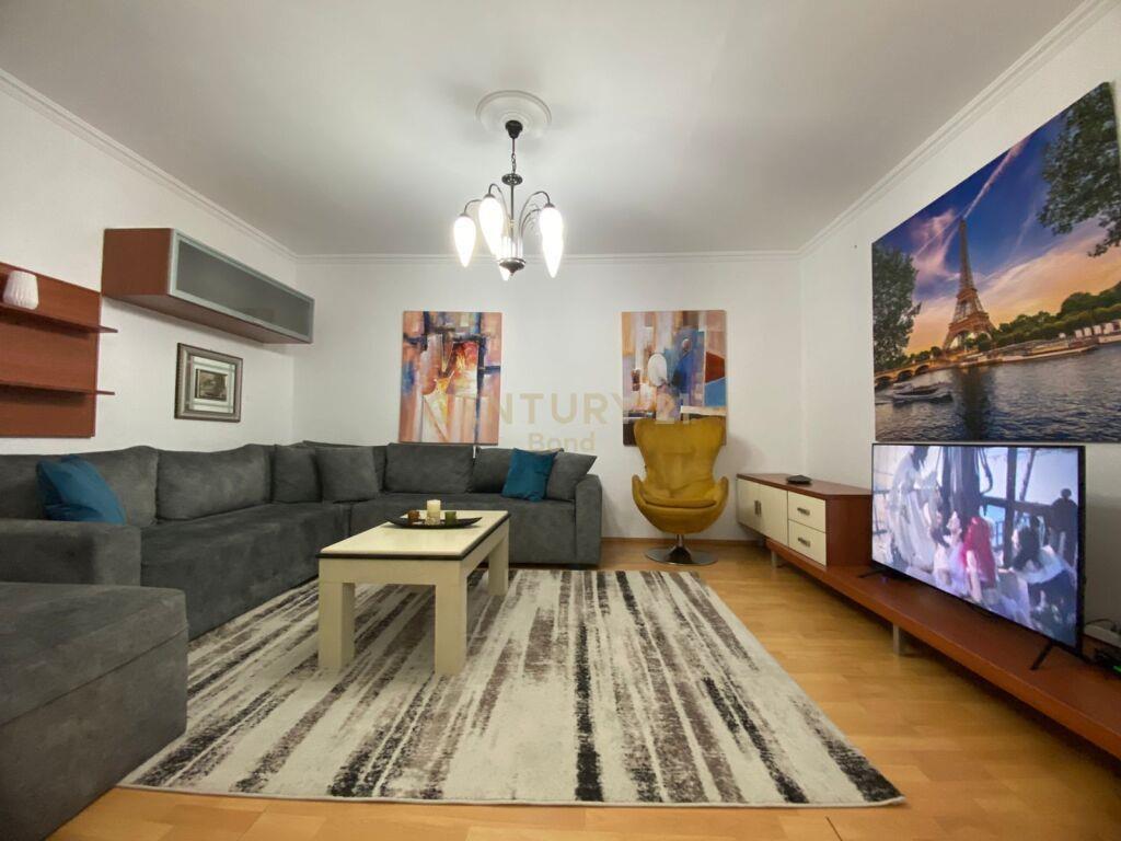 Qira Apartamenti 3+1+2 700 € 21 Dhjetori