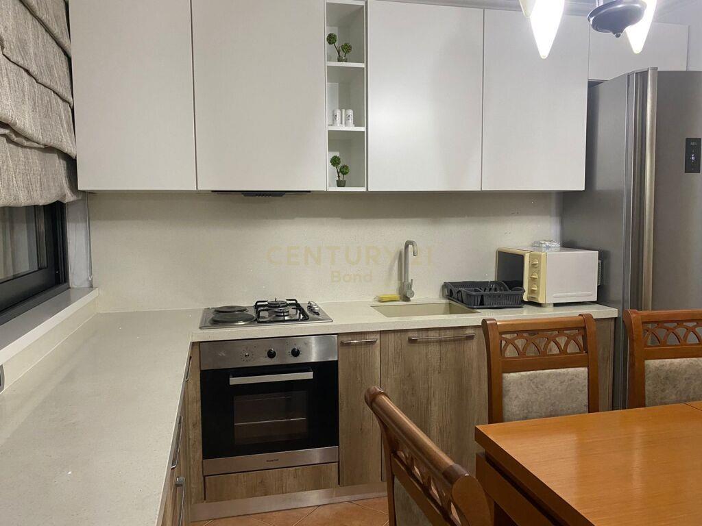 Qira Apartamenti 3+1+2 700 € 21 Dhjetori