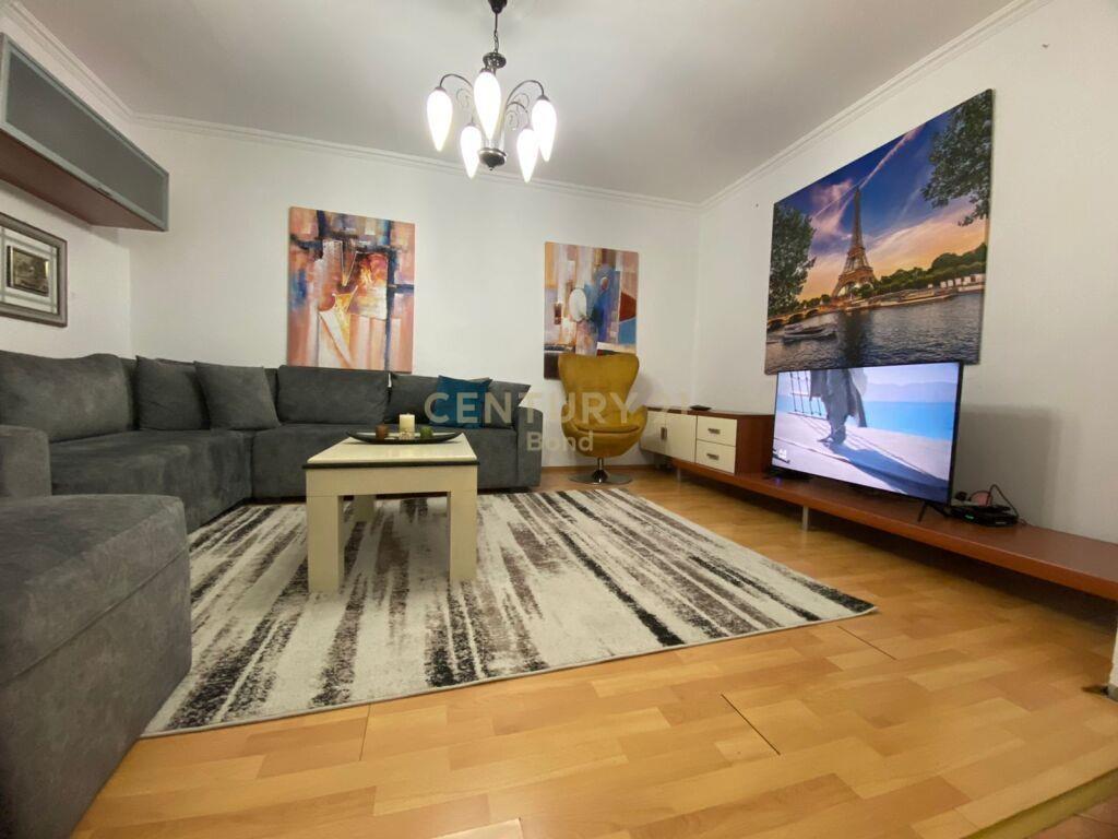 Qira Apartamenti 3+1+2 700 € 21 Dhjetori