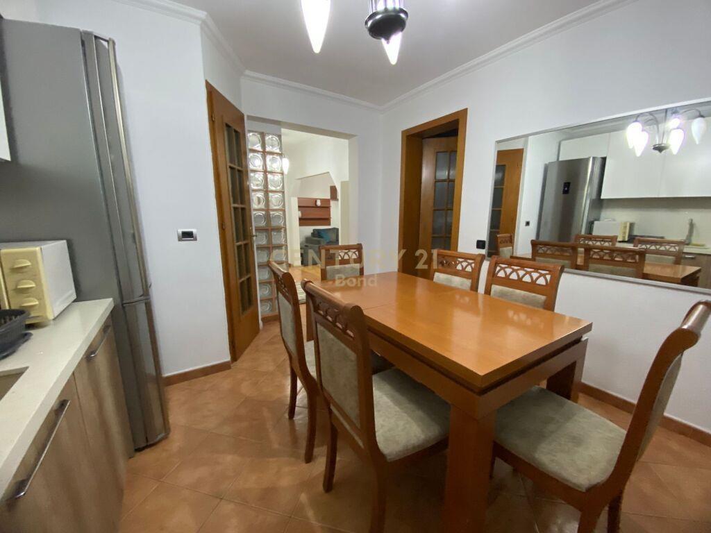 Qira Apartamenti 3+1+2 700 € 21 Dhjetori