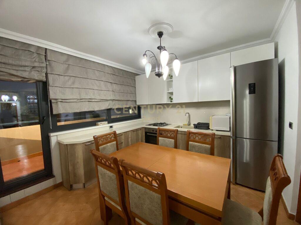 Qira Apartamenti 3+1+2 700 € 21 Dhjetori