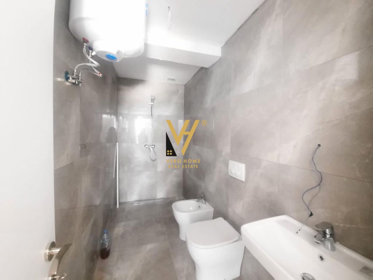 JEPET ZYRE 94M2 ME QERA TEK FIORE DI BOSKO 700EURO