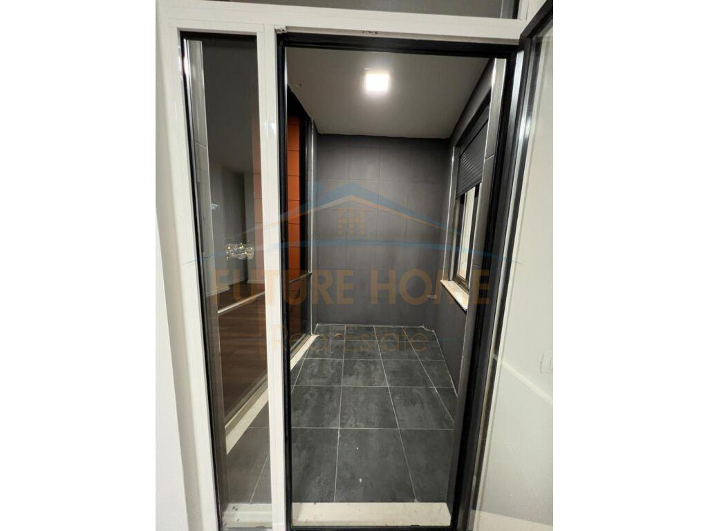 Disponojmë Ambient Biznesi për zyra me vendndodhje Qendër, p