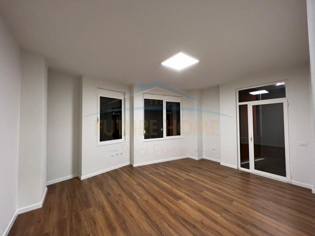 Disponojmë Ambient Biznesi për zyra me vendndodhje Qendër, p