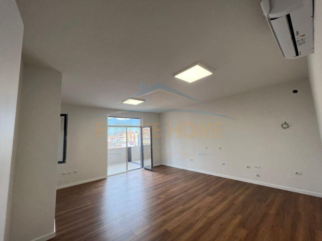 Disponojmë Ambient Biznesi për zyra me vendndodhje Qendër, p