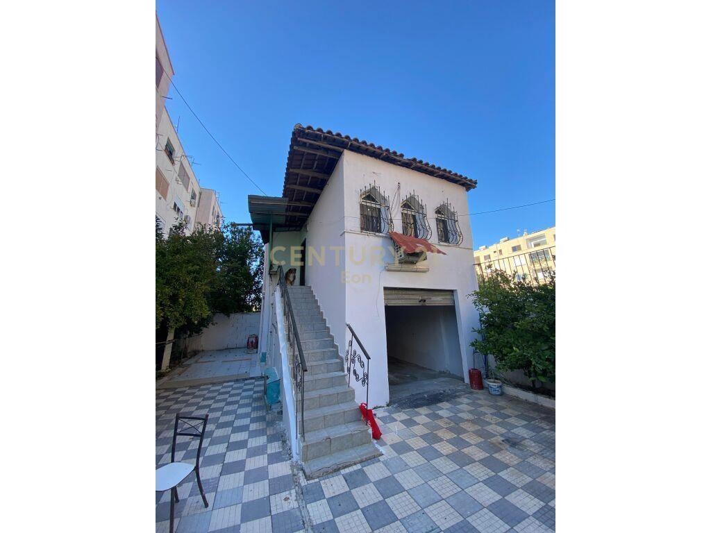 VILE PER SHITJE TEK STADIUMI NE DURRES!!