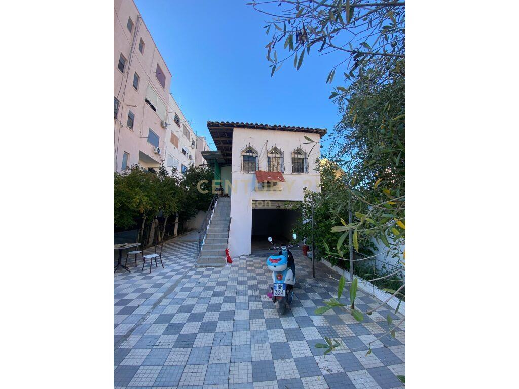 VILE PER SHITJE TEK STADIUMI NE DURRES!!