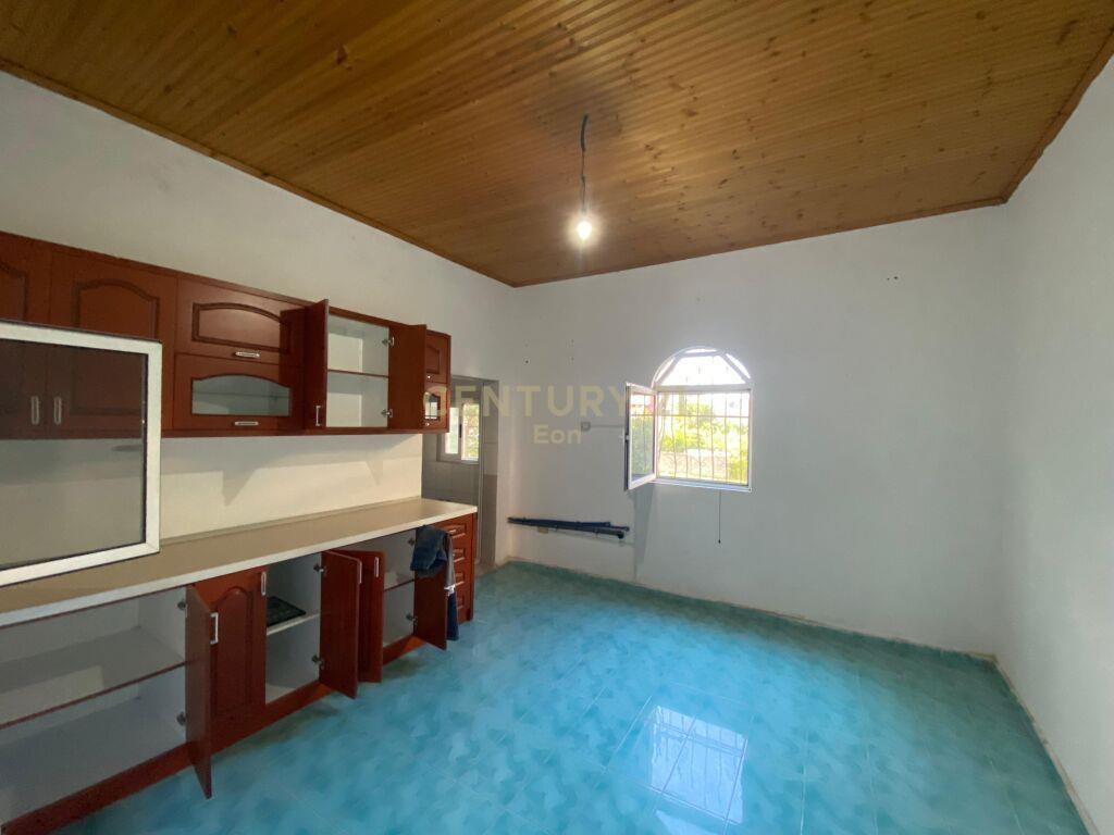 VILE PER SHITJE TEK STADIUMI NE DURRES!!